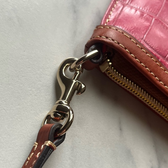 EUC Dooney & Bourke Pink Croc Embossed Slim Wristlet Clutch Purse - Picture 8 of 16